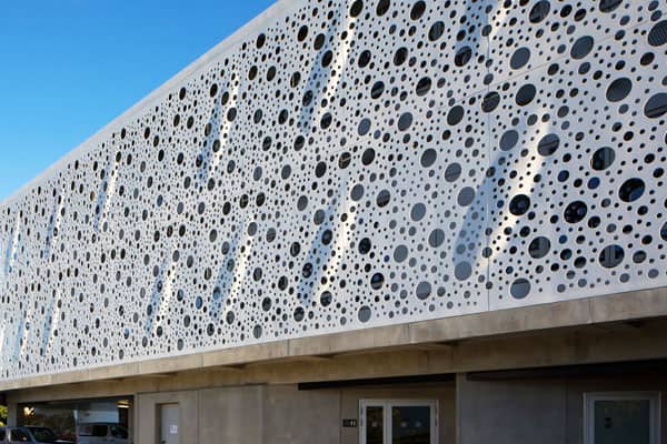 沖孔鋁單板做外墻的外觀(guān)優(yōu)勢(shì)