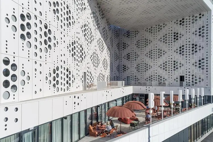 說到裝飾板就不得不提藝術(shù)雕花鋁單板