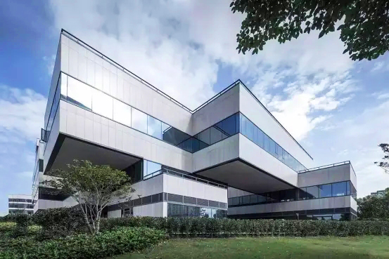 氟碳鋁單板既能當(dāng)?shù)蹴斠部梢援?dāng)幕墻使用